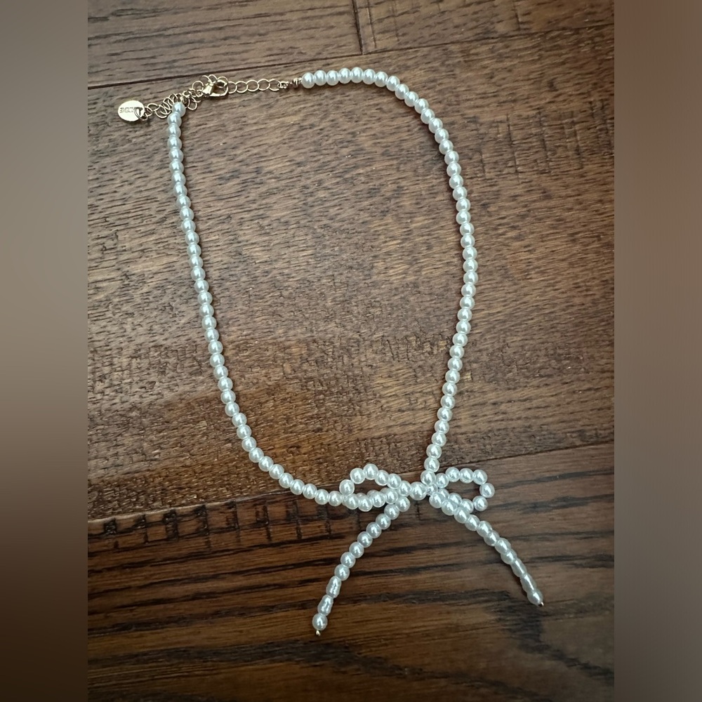 👀FREE WITH PURCHASE • Pearl Bow Necklace